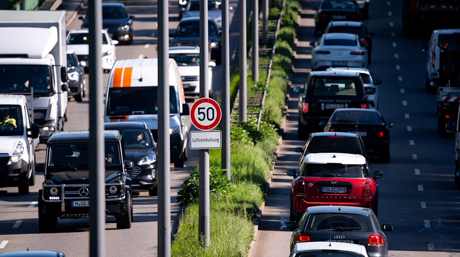 Autos fahren im Berufsverkehr über eine Straße. / Foto: Sven Hoppe/dpa/Symbolbild