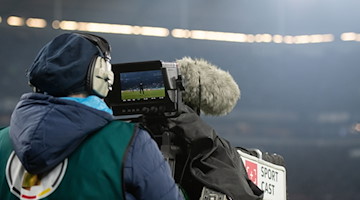 Ein TV-Kameramann bei der Arbeit. / Foto: Bernd Thissen/dpa/Symbolbild