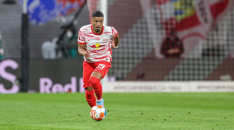 Leipzigs Spieler Benjamin Henrichs am Ball. / Foto: Jan Woitas/dpa-Zentralbild/dpa