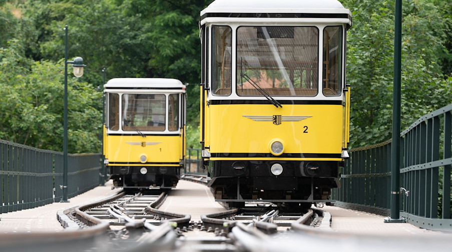 Zwei Wagen der Standseilbahn stehen zwischen den Stadtteilen Loschwitz und Weißer Hirsch auf der Strecke. / Foto: Sebastian Kahnert/dpa-Zentralbild/ZB