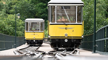 Zwei Wagen der Standseilbahn stehen zwischen den Stadtteilen Loschwitz und Weißer Hirsch auf der Strecke. / Foto: Sebastian Kahnert/dpa-Zentralbild/ZB