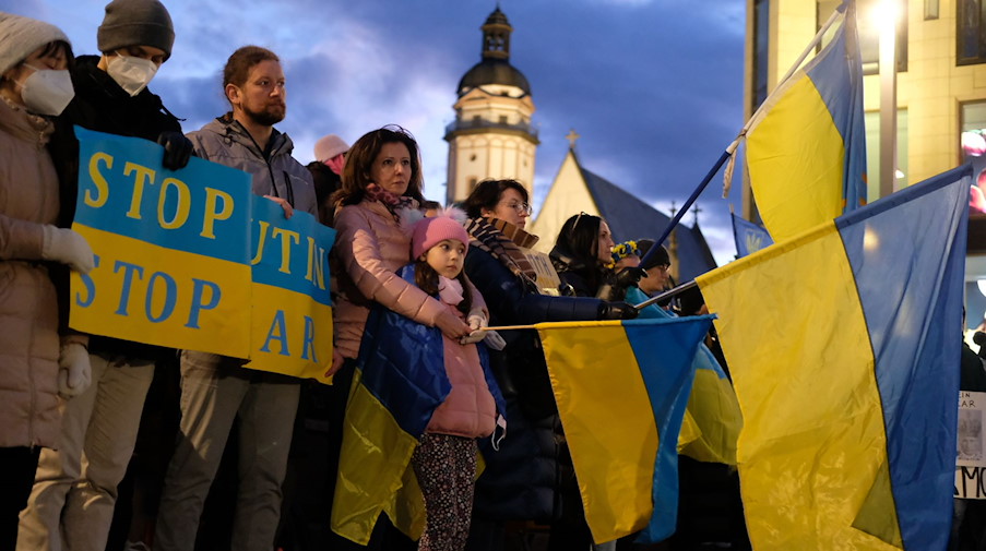 Teilnehmer einer Kundgebung versammeln sich auf dem Marktplatz. / Foto: Sebastian Willnow/dpa-Zentralbild/dpa