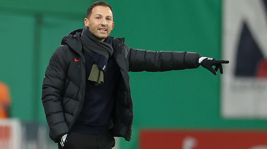 Leipzigs Trainer Domenico Tedesco steht am Spielfeldrand. / Foto: Jan Woitas/dpa-Zentralbild/dpa/Archivbild