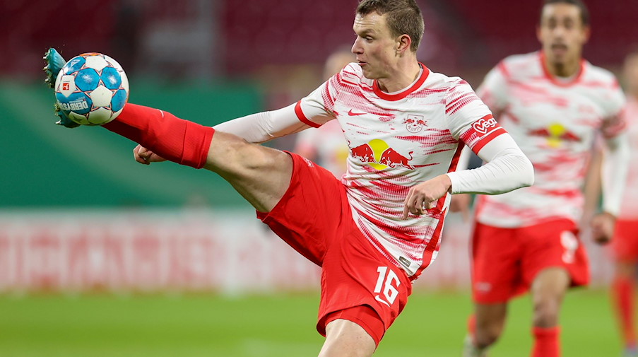 Leipzigs Lukas Klostermann am Ball. / Foto: Jan Woitas/dpa-Zentralbild/dpa/Archivbild