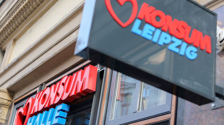 Das Logo des Konsum Leipzig hängt über einem Konsum in Halle. / Foto: Jan Woitas/dpa-Zentralbild/dpa/Symbolbild