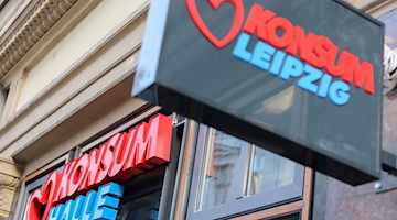 Das Logo des Konsum Leipzig hängt über einem Konsum in Halle. / Foto: Jan Woitas/dpa-Zentralbild/dpa/Symbolbild