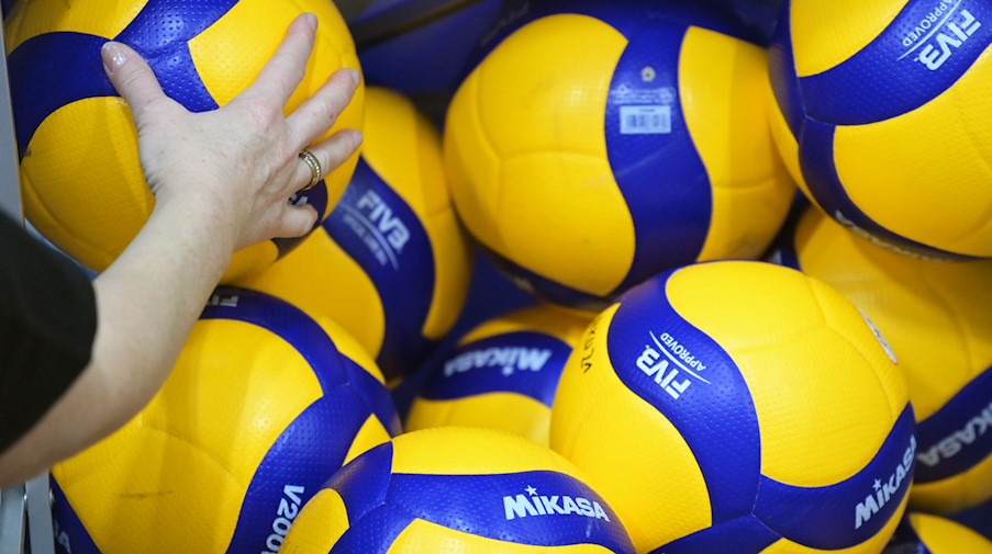 Volleyball-Spielbälle liegen auf einem Haufen. / Foto: Soeren Stache/dpa-Zentralbild/dpa/Symbolbild