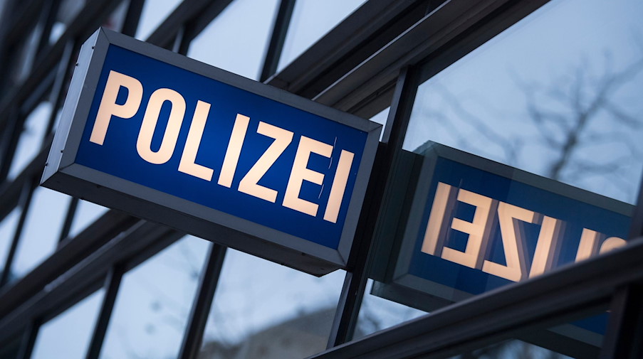 Der Schriftzug "Polizei" an einem Polizeirevier. / Foto: Boris Roessler/dpa/Symbolbild