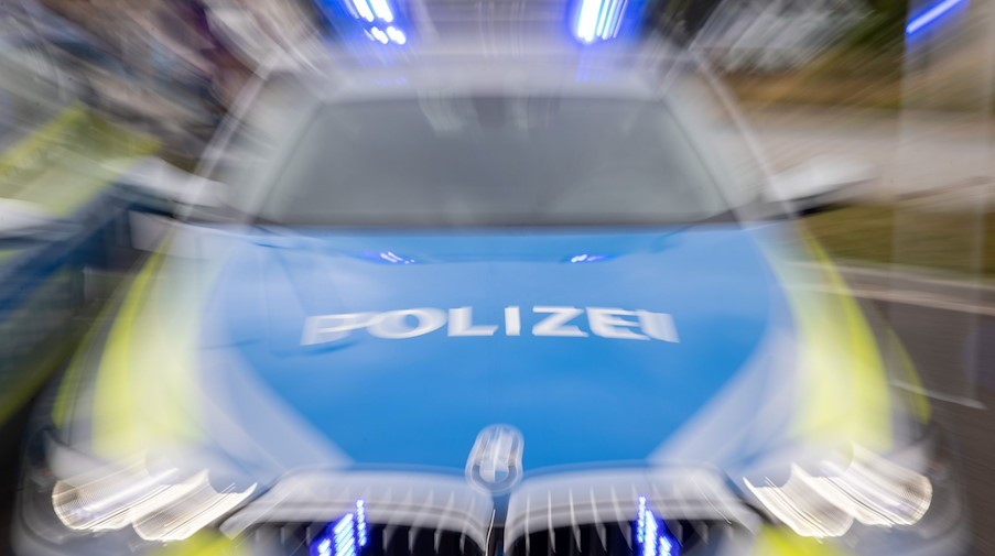 Ein Blaulicht leuchtet an einem Polizeifahrzeug. / Foto: Daniel Karmann/dpa/Symbolbild