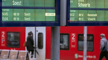 Zugausfälle sind auf einer Anzeigetafel im Hauptbahnhof zu lesen. / Foto: Bernd Thissen/dpa