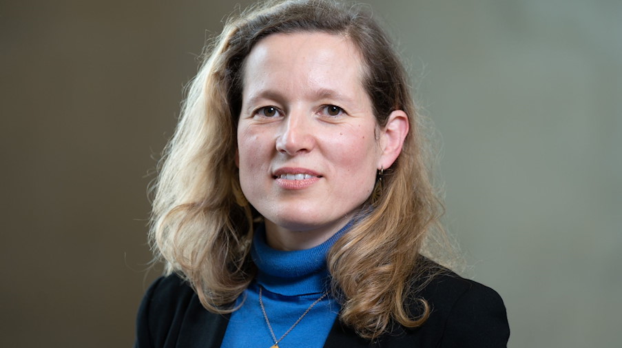 Iris Edenheiser sitzt am Rande einer Pressekonferenz im Museum. / Foto: Sebastian Kahnert/dpa-Zentralbild/dpa
