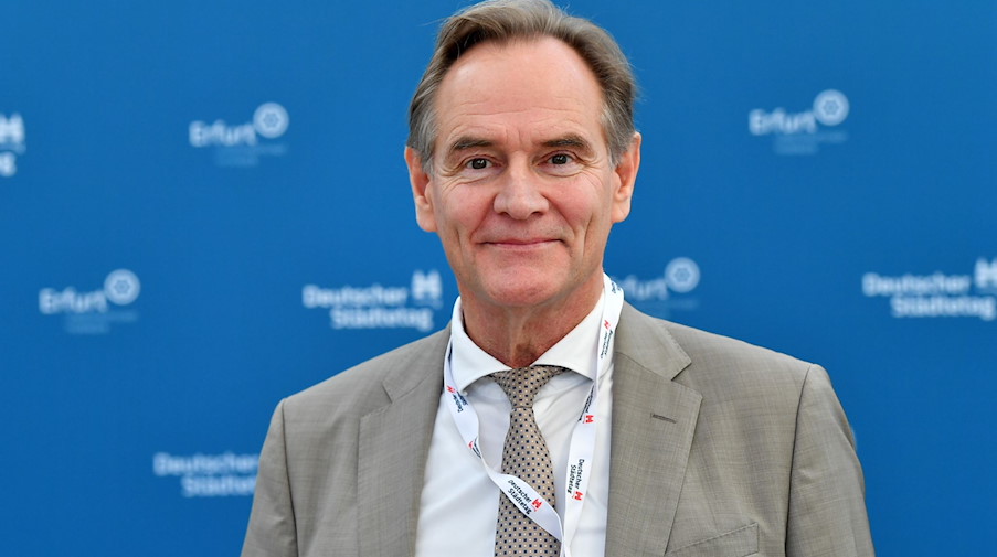 Burkhard Jung (SPD), Oberbürgermeister von Leipzig, schaut in die Kamera. / Foto: Martin Schutt/dpa-Zentralbild/dpa