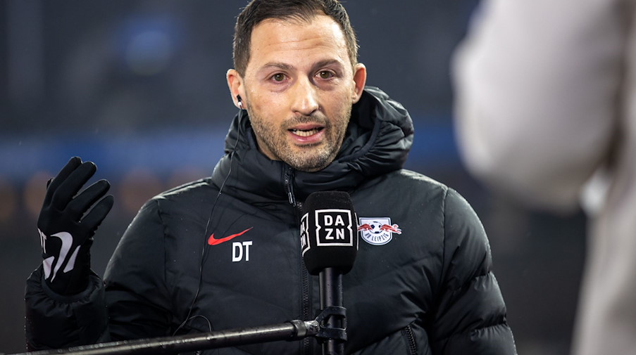 Trainer Domenico Tedesco von RB Leipzig spricht im Interview vor Spielbeginn. / Foto: Andreas Gora/dpa