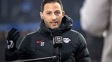 Trainer Domenico Tedesco von RB Leipzig spricht im Interview vor Spielbeginn. / Foto: Andreas Gora/dpa