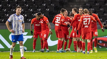 Dani Olmo (5.v.l) von RB Leipzig jubelt mit Teamkollegen nach seinem Treffer zum 4:1. / Foto: Andreas Gora/dpa