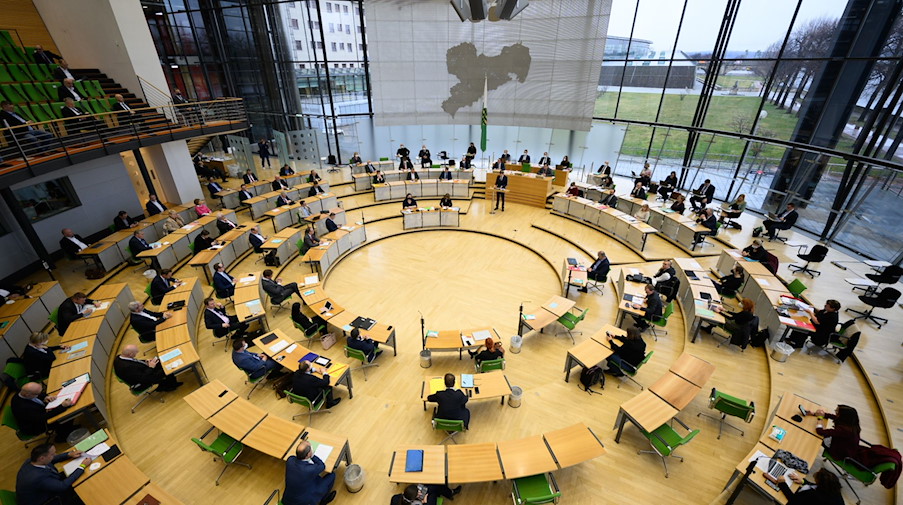 Abgeordnete sitzen zu einer Landtagssitzung im Sächsischen Landtag zusammen. / Foto: Robert Michael/dpa-Zentralbild/dpa/Archiv