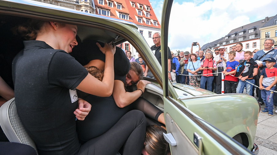 Bei einem Rekordversuch zwängen sich im September 2021 20 junge Sportlerinnen in einen Trabant 601. / Foto: Hendrik Schmidt/dpa-Zentralbild/ZB/Achivbild