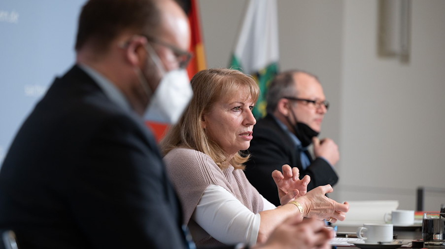 Christian Piwarz (CDU, l-r), Kultusminister von Sachsen, Petra Köpping (SPD), Sozialministerin von Sachsen, und Andreas Jahnel-Bastet, stellvertretender Regierungssprecher, nehmen in der Sächsischen Staatskanzlei an einer Pressekonferenz teil. / Foto: Sebastian Kahnert/dpa-Zentralbild/dpa