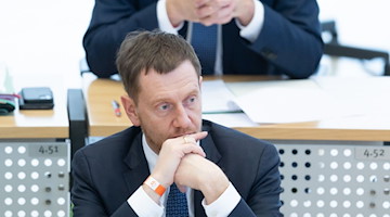 Michael Kretschmer (CDU, unten), Ministerpräsident von Sachsen. / Foto: Sebastian Kahnert/dpa-Zentralbild/dpa