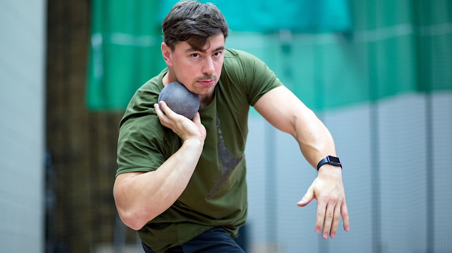 David Storl, zweimaliger Weltmeister im Kugelstoßen, trainiert in einer Halle. / Foto: Hendrik Schmidt/dpa-Zentralbild/dpa/Archivbild