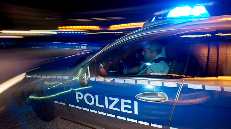 Eine Polizeistreife fährt zu einem Einsatz. / Foto: Patrick Seeger/dpa/Symbolbild