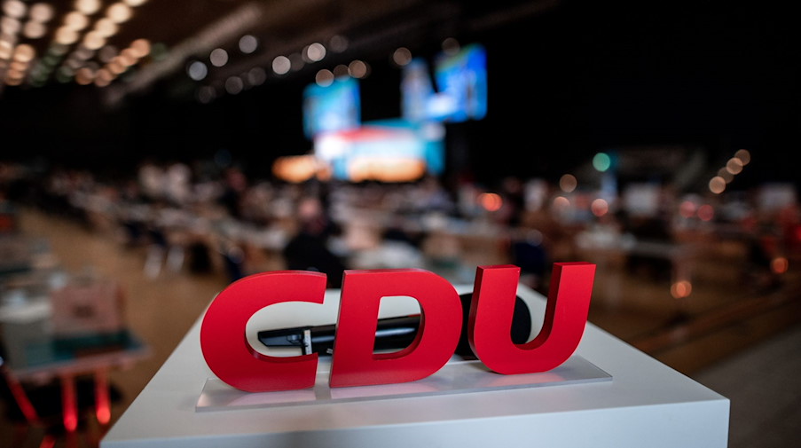 Das Logo der CDU steht auf einem kleinen Podest. / Foto: Fabian Strauch/dpa/Archivbild