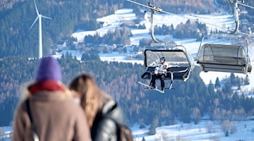 Ein Wintersportler sitzt in der Gondel eines Lifts auf dem Fichtelberg. / Foto: Sebastian Willnow/dpa-Zentralbild/dpa