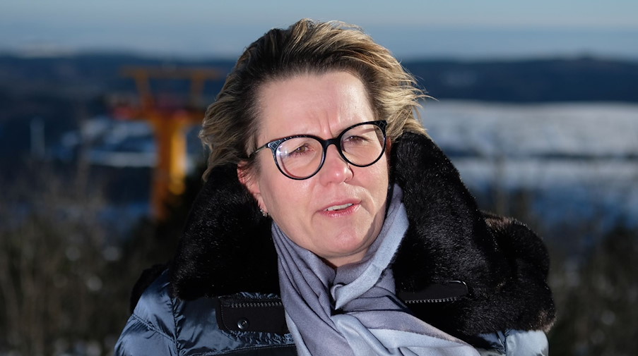 Sachsens Kulturministerin Barbara Klepsch spricht auf dem Fichtelberg mit Jouenalisten. / Foto: Sebastian Willnow/dpa-Zentralbild/dpa/Archivbild