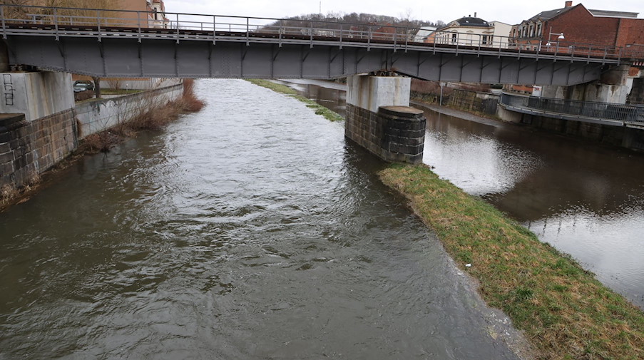 Der Fluß Weiße Elster fliest durch die Innenstadt. / Foto: Bodo Schackow/dpa-Zentralbild/dpa/Symbolbild