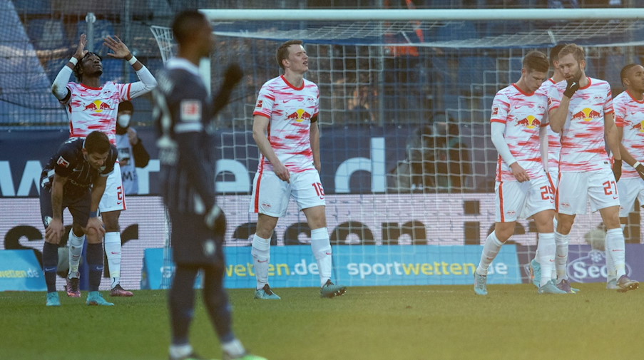 Leipzigs Spieler freuen sich über das Tor zum 0:1 durch Nkunku. / Foto: Bernd Thissen/dpa