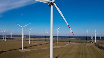Windräder drehen sich in einem Windpark. / Foto: Patrick Pleul/dpa-Zentralbild/dpa/Symbolbild