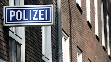 Ein Schild mit der Aufschrift "Polizei" hängt an einem Polizeipräsidium. / Foto: Roland Weihrauch/dpa/Symbolbild