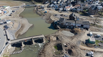 Die zerstörte, historische Bogenbrücke über die Ahr (Luftaufnahme mit einer Drohne). / Foto: Boris Roessler/dpa/Archivbild