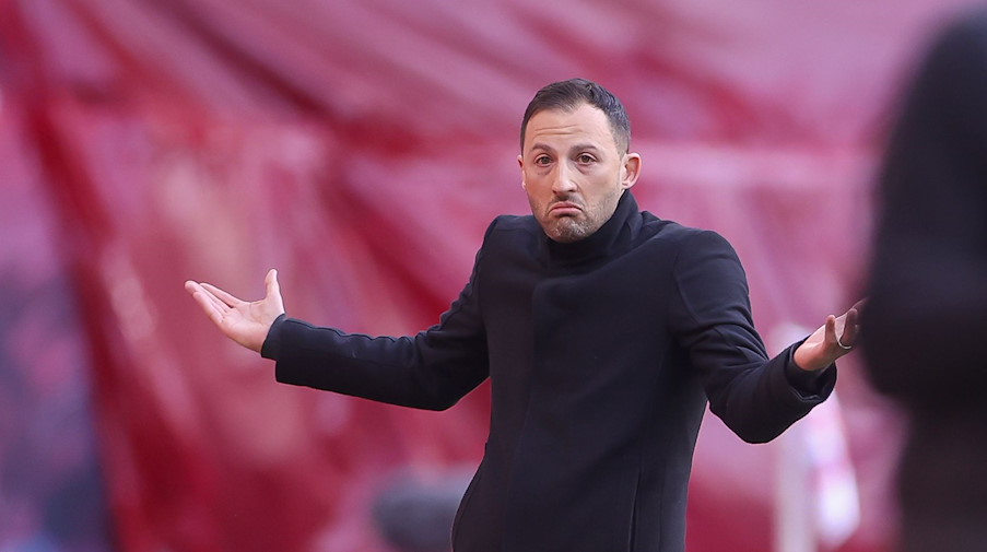 Leipzigs Trainer Domenico Tedesco reagiert am Spielfeldrand. / Foto: Jan Woitas/dpa-Zentralbild/dpa