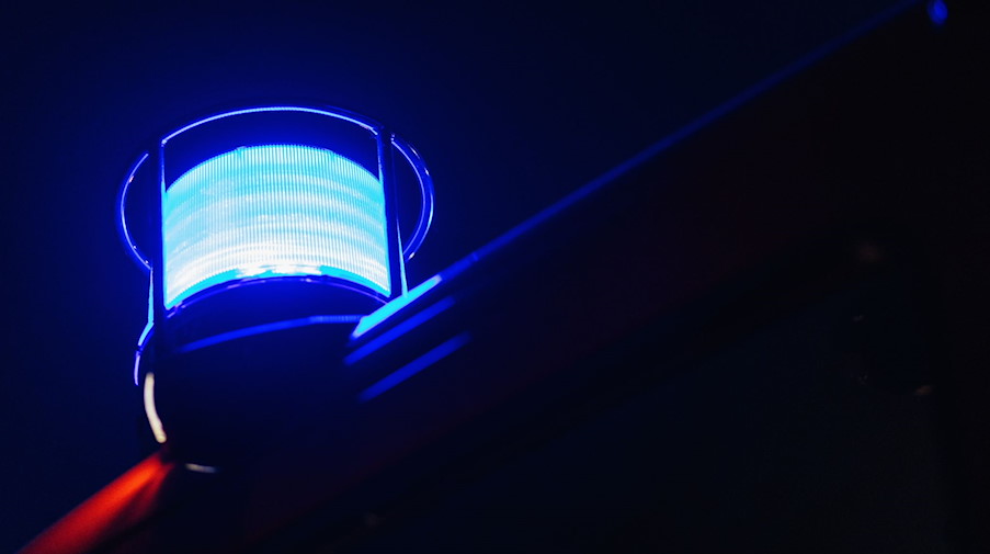 Das Blaulicht leuchtet auf dem Dach eines Feuerwehrfahrzeugs. / Foto: Philipp von Ditfurth/dpa/Symbolbild