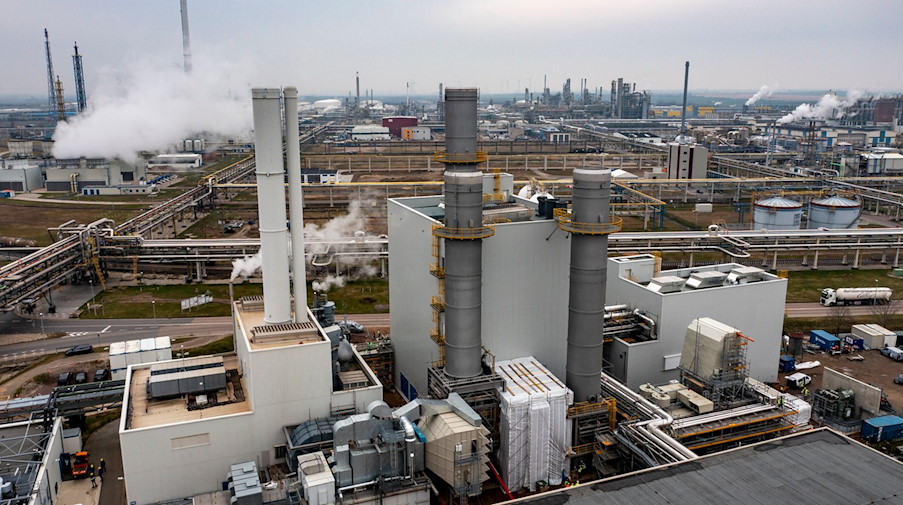 Blick auf das neue Gaskraftwerk für den Chemiepark. / Foto: Jan Woitas/dpa-Zentralbild/dpa