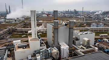Blick auf das neue Gaskraftwerk für den Chemiepark. / Foto: Jan Woitas/dpa-Zentralbild/dpa