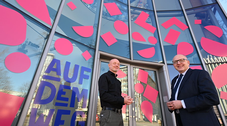 Stefan Schmidtke (l), Geschäftsführer der „Kulturhauptstadt Europas 2025 GmbH“ und Sven Schulze (SPD), OB von Chemnitz. / Foto: Hendrik Schmidt/dpa-Zentralbild/ZB