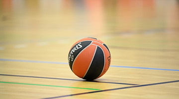 Ein Ball liegt auf einem Basketball-Spielfeld. / Foto: Soeren Stache/dpa-Zentralbild/dpa/Symbolbild