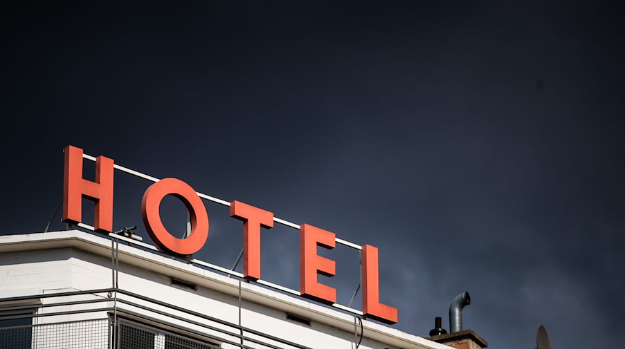 Dunkle Wolken ziehen über einem Hotel hinweg. / Foto: Christoph Schmidt/dpa/Symbolbild