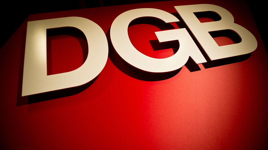 Das Logo des Deutschen Gewerkschaftsbundes (DGB) hängt an einer Wand. / Foto: Christoph Schmidt/dpa/Symbolbild