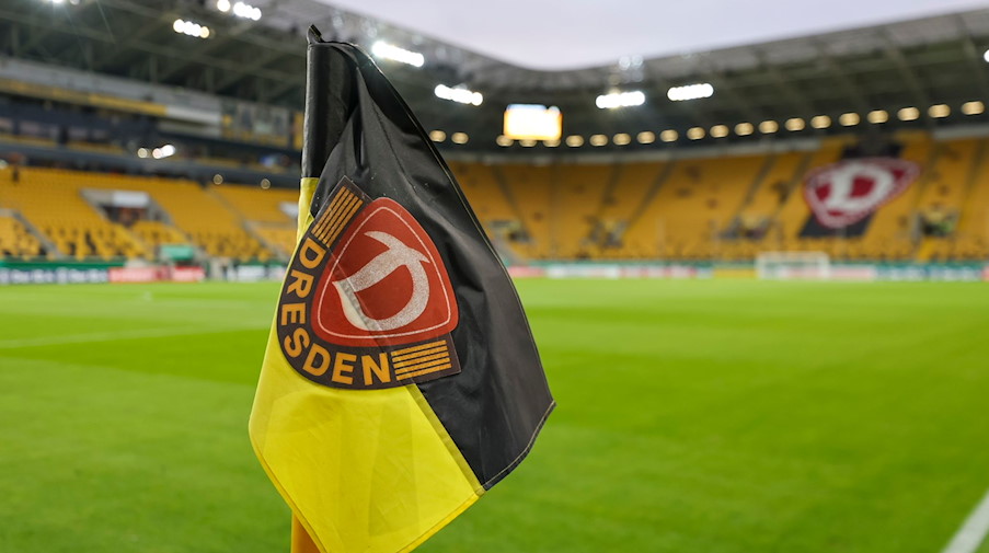 Das Logo von Dynamo Dresden prangt auf der Eckfahne und der Tribüne im Stadion. / Foto: Jan Woitas/dpa-Zentralbild/dpa/Symbolbild