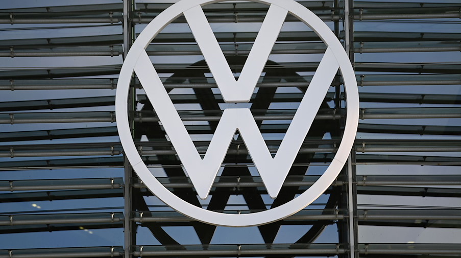Das Logo von VW ist an einem Markenpavillon in der Autostadt zu sehen. / Foto: Swen Pförtner/dpa