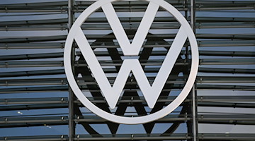 Das Logo von VW ist an einem Markenpavillon in der Autostadt zu sehen. / Foto: Swen Pförtner/dpa