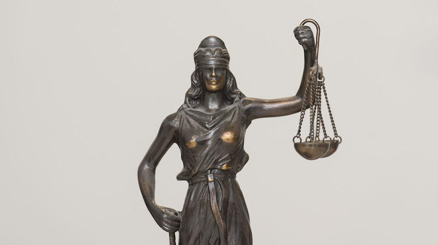 Eine Figur «Justitia» steht im Landgericht Mannheim auf einem Schreibtisch. / Foto: picture alliance / dpa/Symbolbild