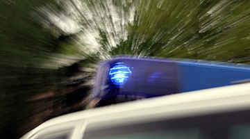 Das Blaulicht eines Polizei-Einsatzfahrzeuges leuchtet. / Foto: Marcus Führer/dpa/Symbolbild