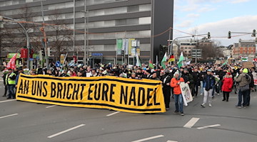 Teilnehmer einer Kundgebung der Partei Freie Sachsen laufen durch die Innenstadt. / Foto: Bodo Schackow/dpa-Zentralbild/dpa/Archiv