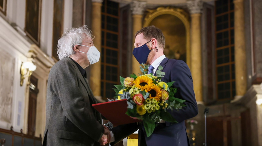 Karl-Markus Gauß (l) wird von Michael Kretschmer (CDU) mit dem Leipziger Buchpreis ausgezeichnet. / Foto: Jan Woitas/dpa-Zentralbild/dpa