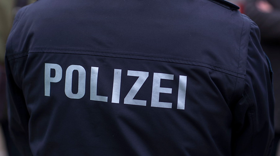 «Polizei» steht auf der Uniform eines Polizisten. / Foto: Jens Büttner/zb/dpa/Symbolbild