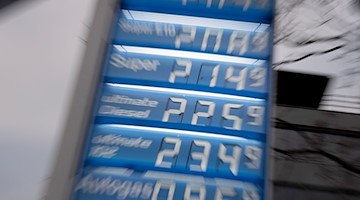 Die Preise für Kraftstoffe werden an einer Tankstelle mit über zwei Euro angezeigt. / Foto: Paul Zinken/dpa
